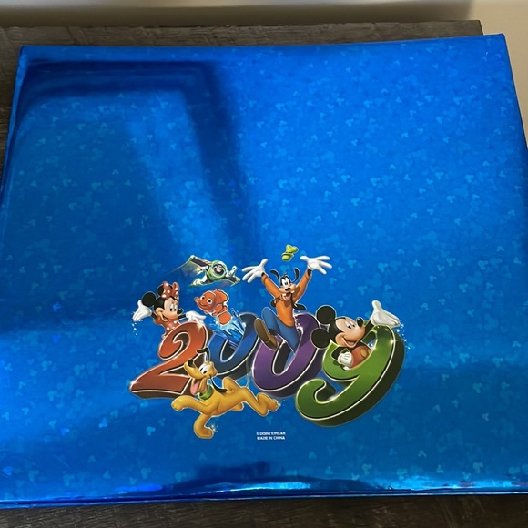 Walt Disney World Scrapbook Album - Picture 2 of 6